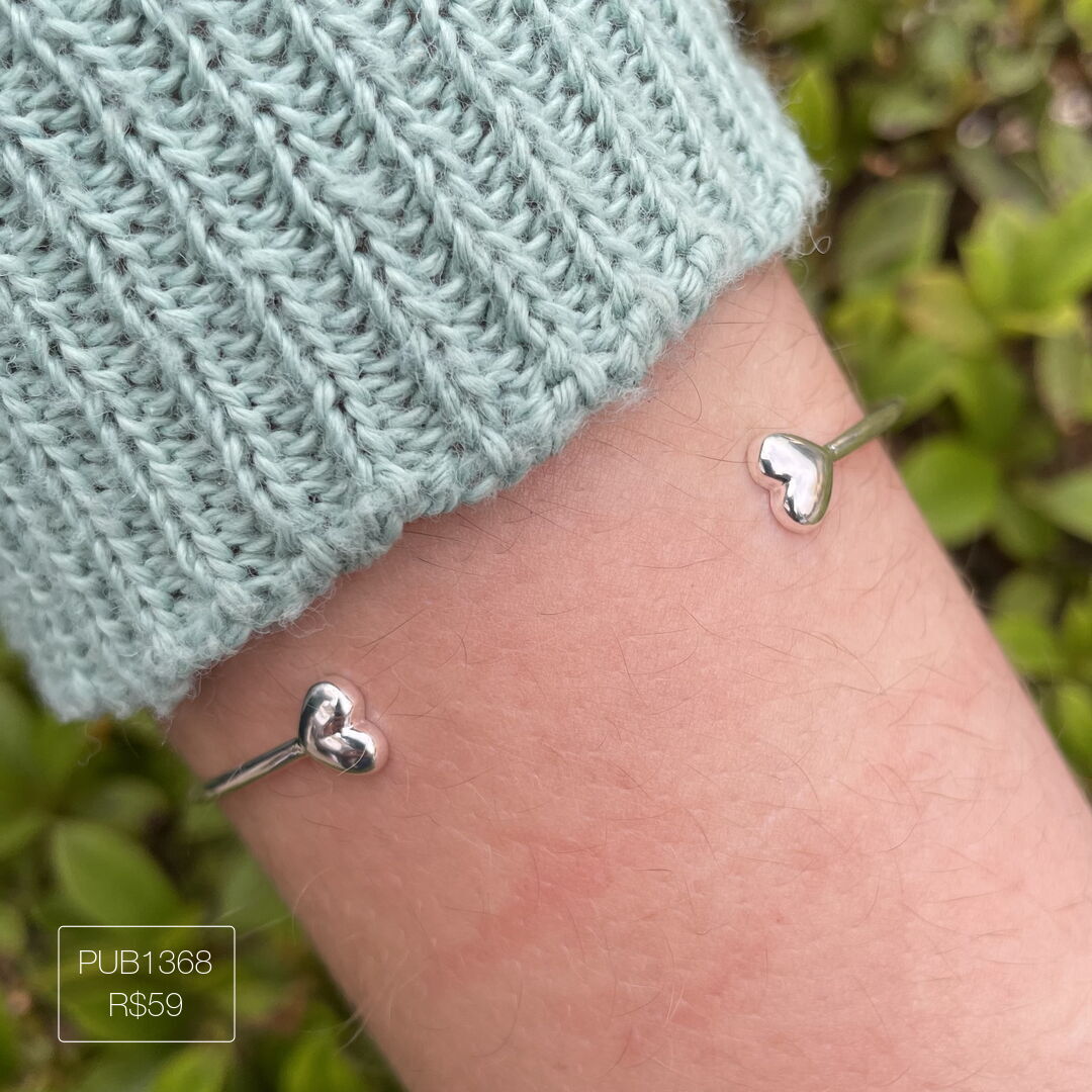 Bracelete Aberto c/ 2 Corações nas Pontas Liso Prateado